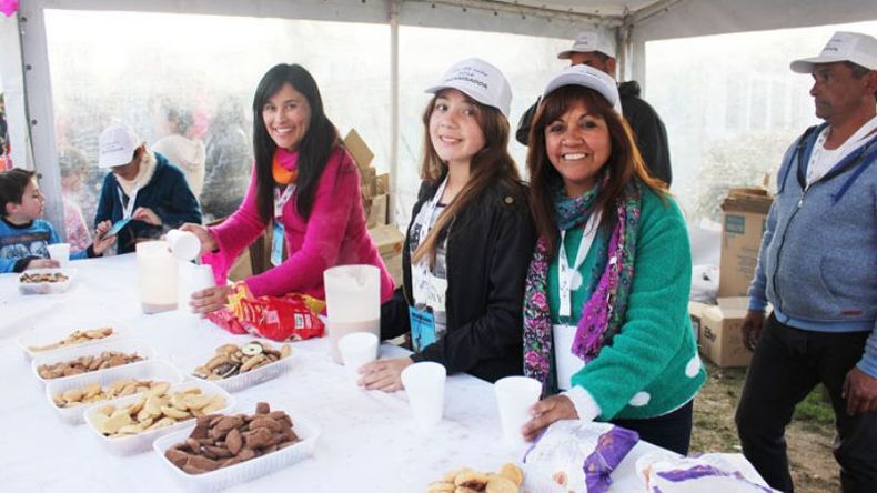 A TOMAR LA LECHE. Las voluntarias, preparando la chocolatada con galletitas..