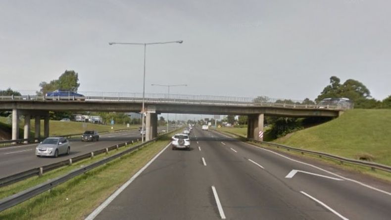 Panamericana kilómetro 49, cruce con Chacabuco..