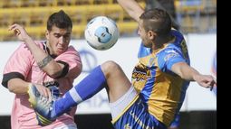 (Heva). Peláez la revienta contra Martínez. El delantero recién mejoró en el 2º tiempo..