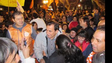 FERVOR. Molina recibe saludos tras el acto de anoche en Pilar..