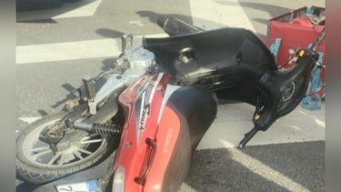 La moto quedó tendida sobre el puente de Panamericana.