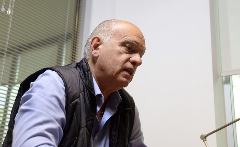 CAMBIO DE LOOK. Néstor Grindetti, cultor del chaleco, tuvo que elegir otro outfit.&nbsp;