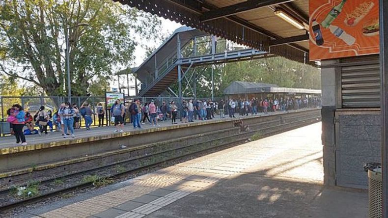 ¿Para qué piden cuidarnos @alferdez? También sacar turno @Tren_SanMartin si después suspenden y pasa esto. Deberían haber algo @MindeTransporte ¿cómo hago una denuncia @InfoCNRT? #Verguenza #Argentina #COVID19 #Pandemia. Flor Juarez / @florchisj..