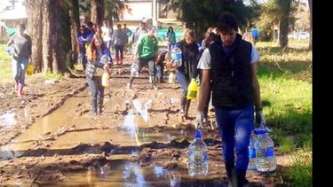 AMARILLO. Abundan las fotos de los militantes macristas en el agua..