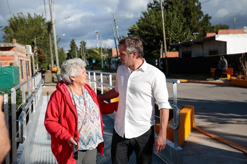 CHARLA Achval dialog con los vecinos en el barrio La Pilarica