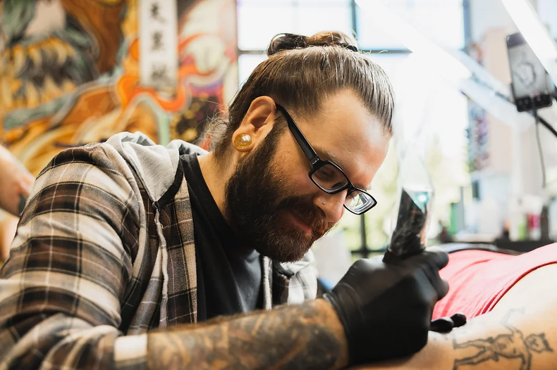 Los 13 lugares más dolorosos para hacerse un tatuaje. (mimiktattoo.com)..webp