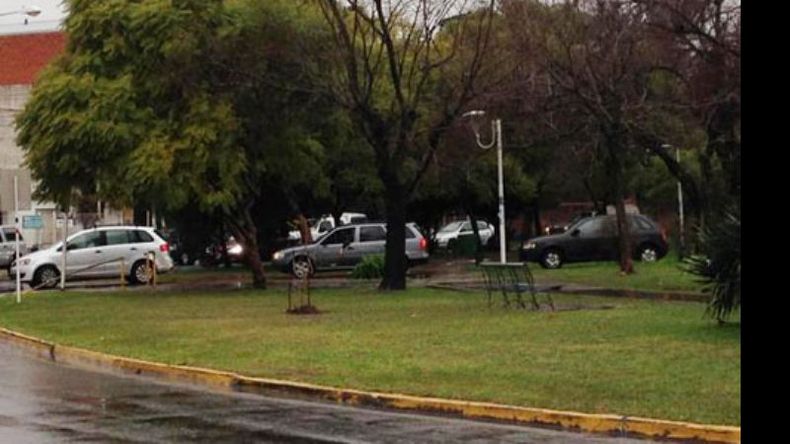 Los alrededores de la Escuela 18 de Villa Morra se vieron colapsados por la gran cantidad de autos. Ante este panorama, varios conductores optaron por una salida reprochable: pasar con los vehículos por arriba de la plaza del barrio..