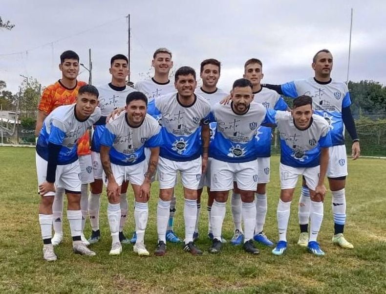 EQUIPO. El once inicial de San Alejo que el sábado jugó en Malvinas.