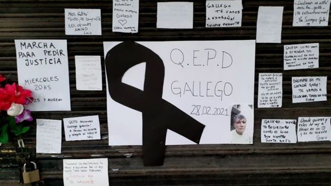 Mensajes de dolor en la puerta del kiosco de Villa Rosa donde asesinaron al comerciante Juan Manuel García (52), durante un robo.El asesino quedó filmado pero sigue prófugo..