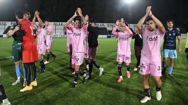 CONFIADOS. Los jugadores saludan tras la gran victoria ante Liniers.