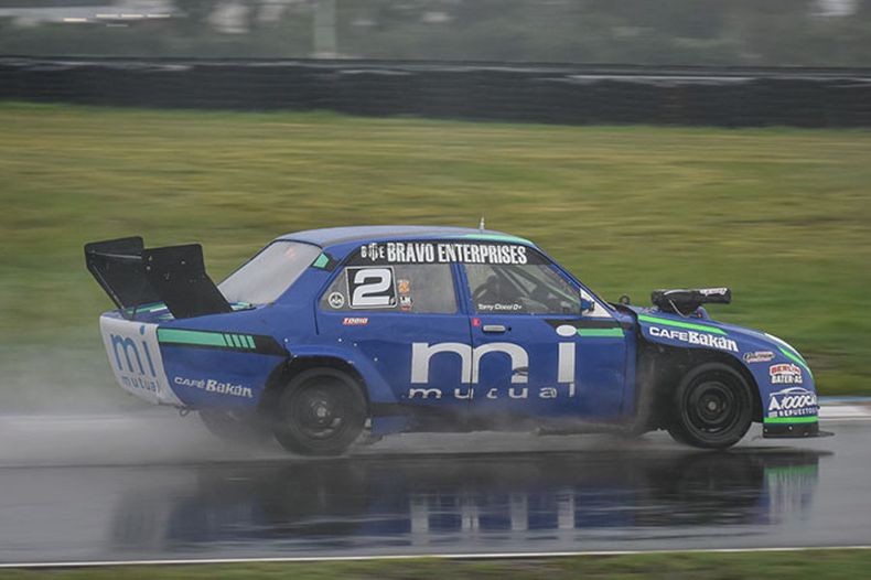 INUNDADA. Tomás Ciocci navega el Opel K180 sobre la pista del Gálvez.
