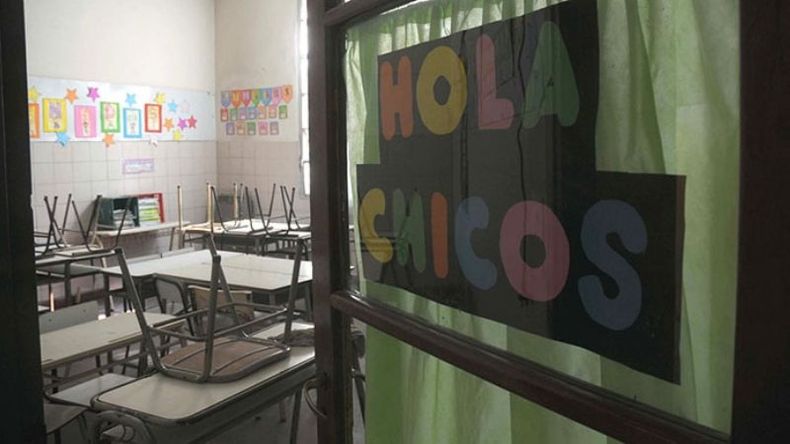 CARTEL. Las escuelas abrieron, pero hubo pocos docentes en las aulas..