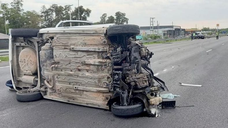 La Voyage quedó volcada sobre el asfalto. Foto: El Día de Escobar..