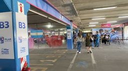 Tercera dosis adentro. Tocó astra zeneca. Muy bien organizando el vacunatorio del km 46 de Pilar. Claudia Piñeiro / @claudiapineiro..