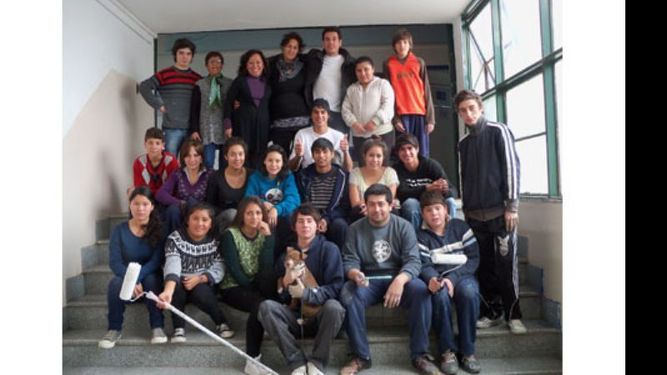 Pura alegría. Grupo de alumnos, docentes y colaboradores que ayer pintaron aulas y pasillos de su escuela..