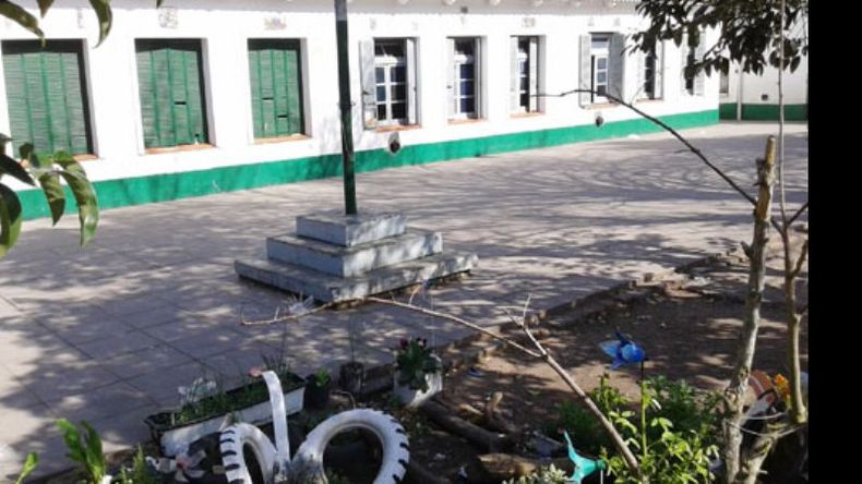 La Escuela 10 de Manzanares, abandonada por el Estado provincial..