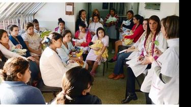 Un grupo de mamás, recibiendo la charla..