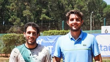 Rodríguez Taverna (derecha) junto a Hernán Casanova, los campeones del dobles en Punta del Este.