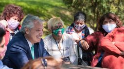 CHARLA. El presidente Alberto Fernández, en el polideportivo de Pilar. El hospital y la Universidad, en agenda. .