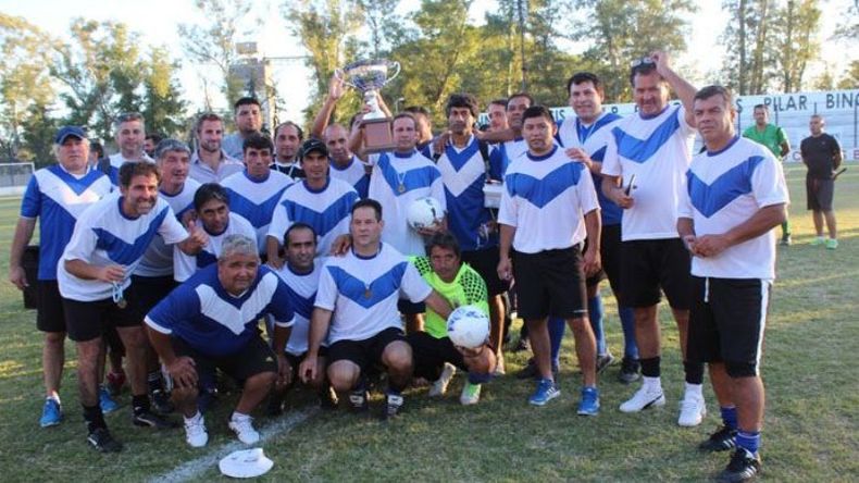 PODIO. Flecha posa con la copa de subcampeón..