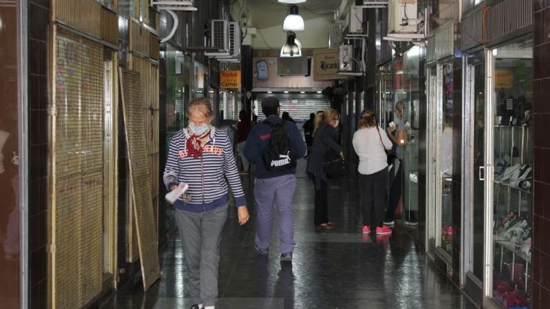 GALERÍA TERMINAL. La mayoría del comercio ya tiene abierta sus puertas. .