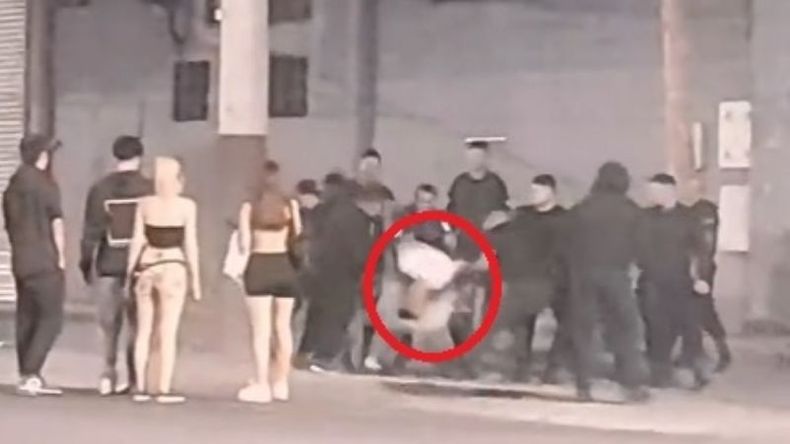La víctima (de ropa clara) es atacada por varias personas..