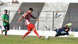 Juárez encontró el rebote del arquero y no perdona. El Flaco marcó el único tanto del partido. FOTO FREDY CABALLERO..