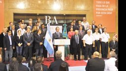 Scioli presentó las medidas junto a su gabinete y los jefes policiales..