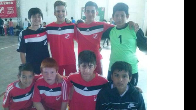CONTUNDENTE. La 2002 de Sportivo goleó 13-6 a Pontevedra..