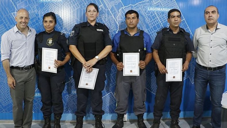 DIPLOMAS. Los agentes fueron agasajados en el COM..