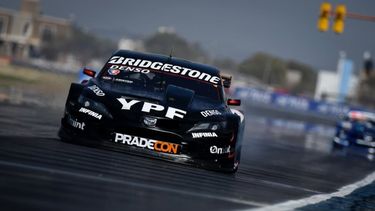 TOP TEN. El Toyota Camry de Rossi en plena recta del “Rosendo Hernández”.