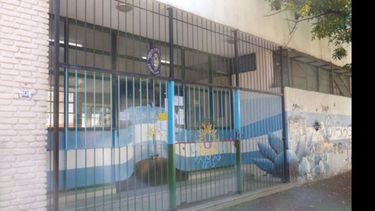 Rejas cerradas, ayer, en la Escuela Nº 26 del centro de Pilar..