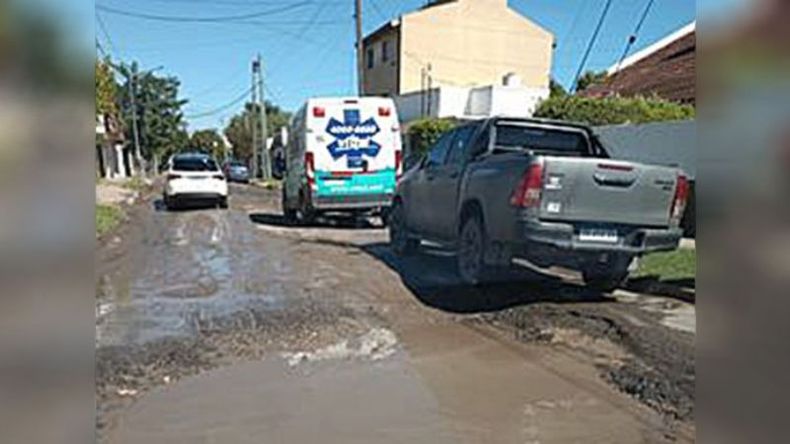 Calle Moreno, entre Alsina y 11 de Septiembre, así está. No son pozos, son cráteres! Una vergüenza y después se gastan fortuna en una plaza y las calles de Pilar dan asco. Franco Bringas..