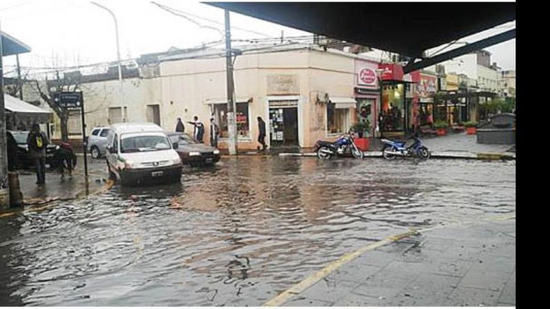 “En 15 minutos la calle Rivadavia de Pilar pasó a ser río”, tuiteó. @PilarTeCuenta..