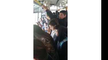 SARDINAS. Los usuarios denuncian falta de frecuencias y hacinamiento..