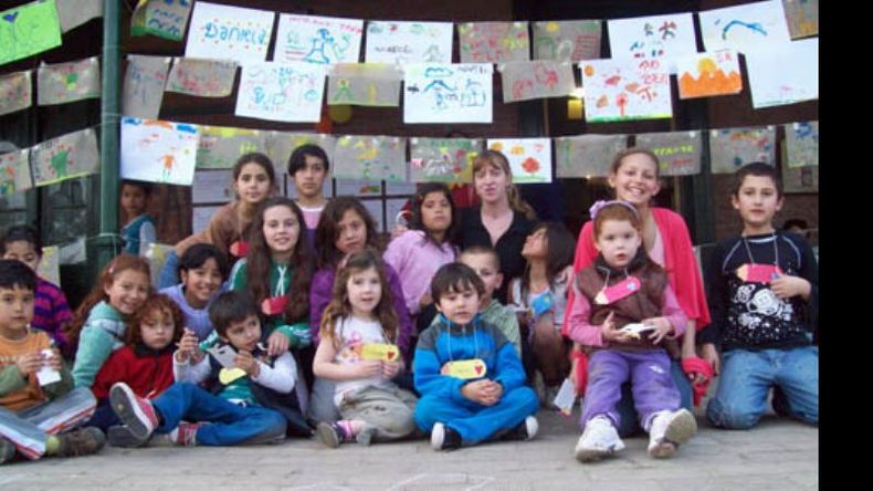 Los chicos son el corazón de la biblioteca, que brinda apoyo escolar y talleres..