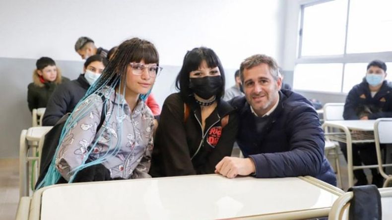 RECUERDO. Achával, con dos alumnas de la escuela, tras inaugurar las nuevas aulas..