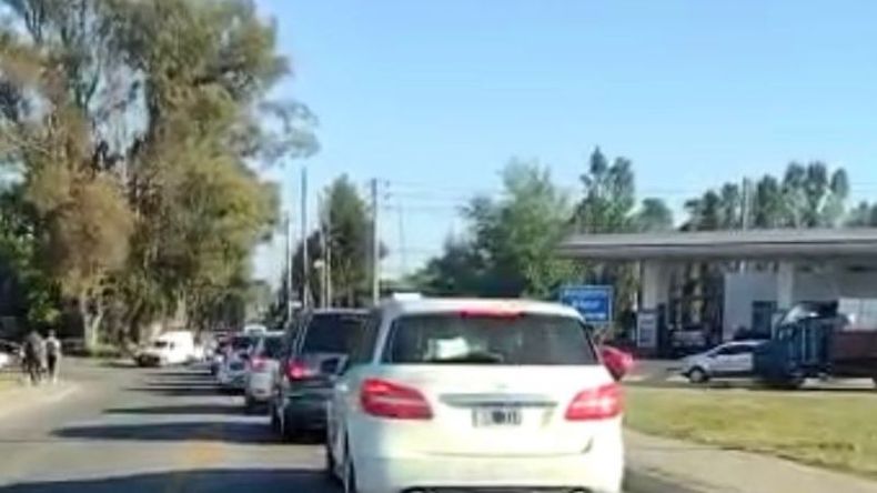 El colapso del puente de la calle Chacabuco se produce todas las mañana en el horario de ingreso escolar. .