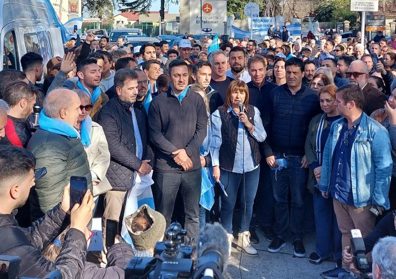 Sebasti n Neuspiller con Patricia Bullrich en su caravana