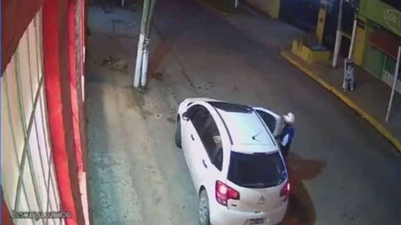 El asalto tuvo lugar ayer en las inmediaciones del supermercado Día de La Lonja. .