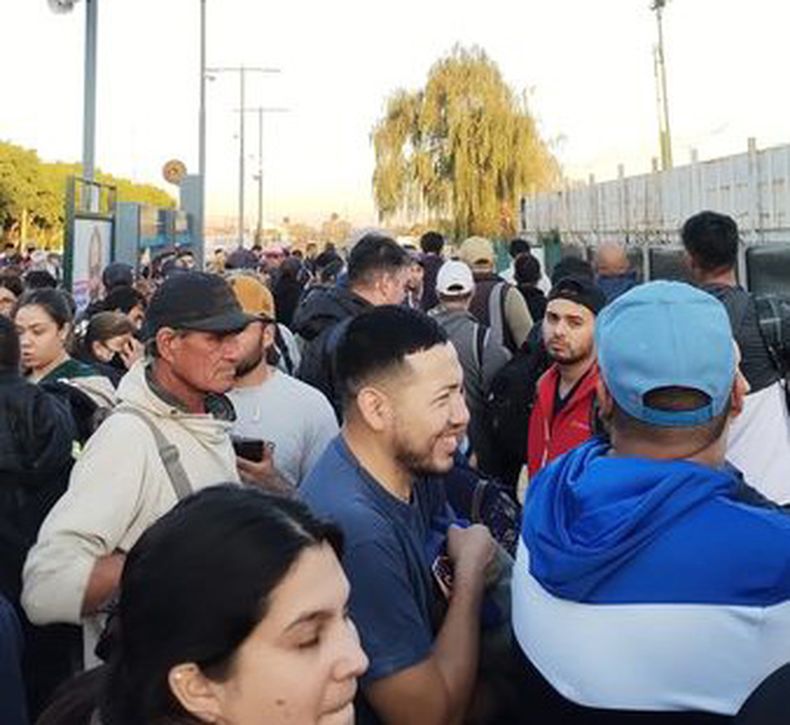 Para todos los que dicen que el San Martín es una porquería, ayer viajé en el Belgrano Norte, colgado y encima la máquina se rompió en Munro, la verdad un desastre. Aguante el San Martín. Carlitos Rodríguez.