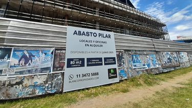 EN OFERTA. Con nuevo cerco y cartel, la obra se reactivó tras años de parálisis.