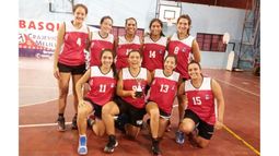 Las chicas de Muni, con la copa..