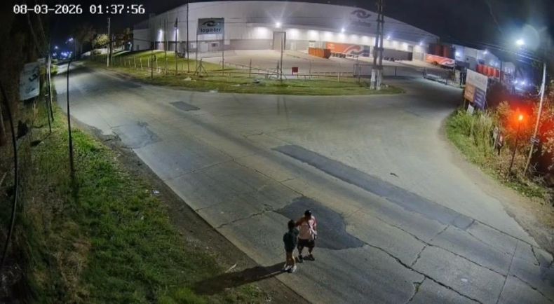 Las cámaras municipales detectaron el momento en que la adolescente se iba acompañada por un joven.