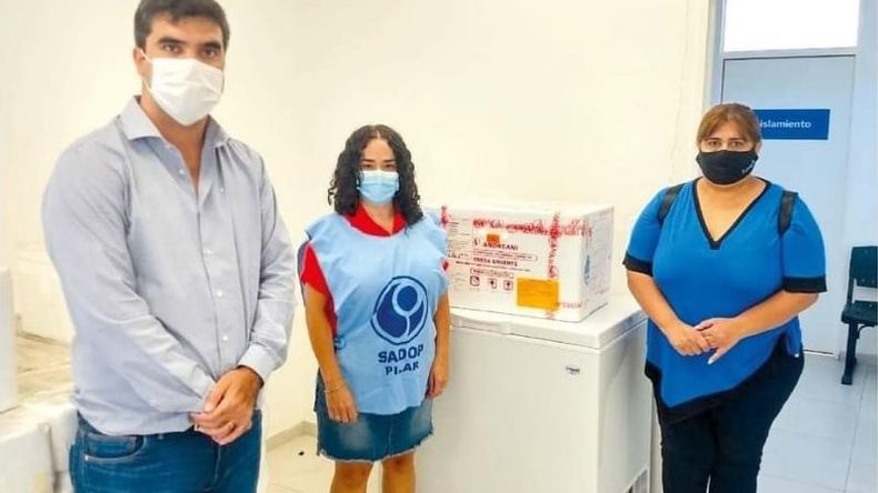 LLEGADA. El subsecretario de Educación, Damián Espíndola, recibió las vacunas con referentes de Sadop y Suteba, Cecilia Navarro y Liliana Montiel..