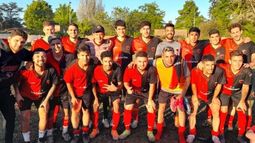 ESCALADA. El plantel de Derqui festeja la cuarta victoria en fila que lo deja en el octogonal..