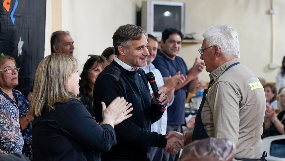 RECONOCIMIENTO. Federico Achával pasó una tarde con los jubilados.