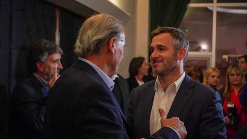 El intendente Federico Achával junto al empresario y expiloto de TC, Gustavo Fontana, cara visible del grupo de empresarios propietario del teatro Gran Pilar. .
