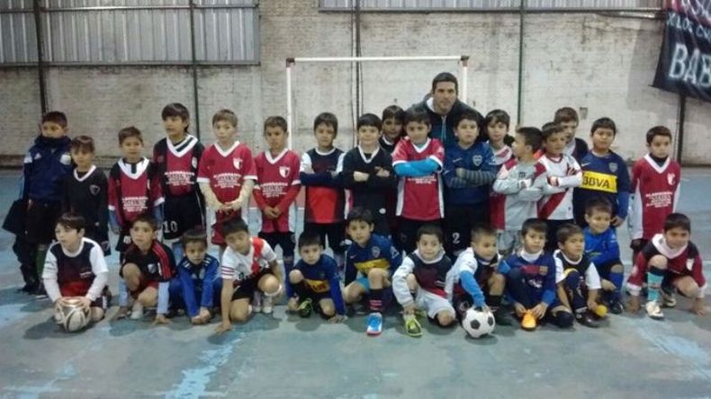 ESCUELITA. Los chicos del Club Derqui posan para El Diario..