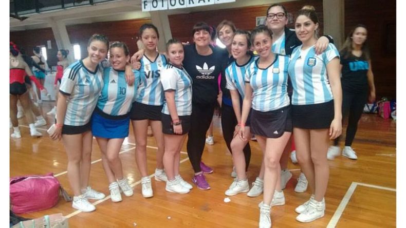 FELICIDAD. Las chicas de la Escuela Municipal posan tras la competencia..